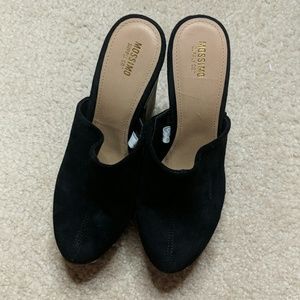 Black heeled pumps